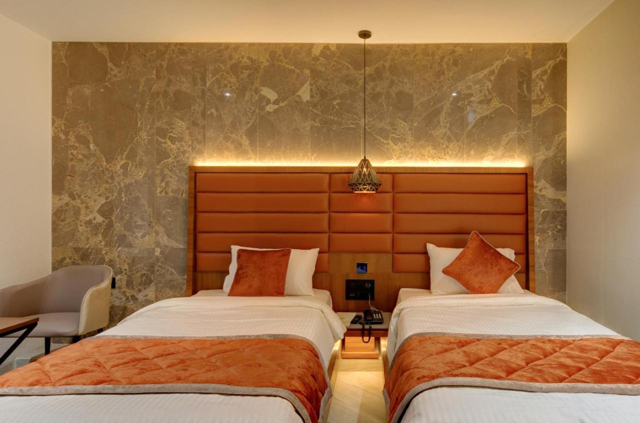 Hotel Diamond 26 Surat Dış mekan fotoğraf