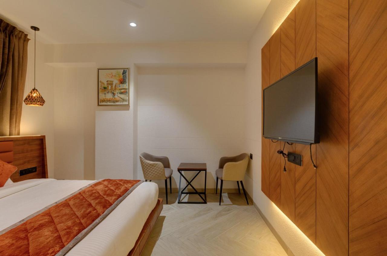 Hotel Diamond 26 Surat Dış mekan fotoğraf