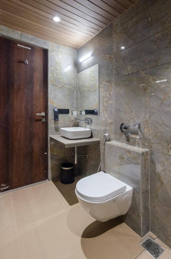 Hotel Diamond 26 Surat Dış mekan fotoğraf