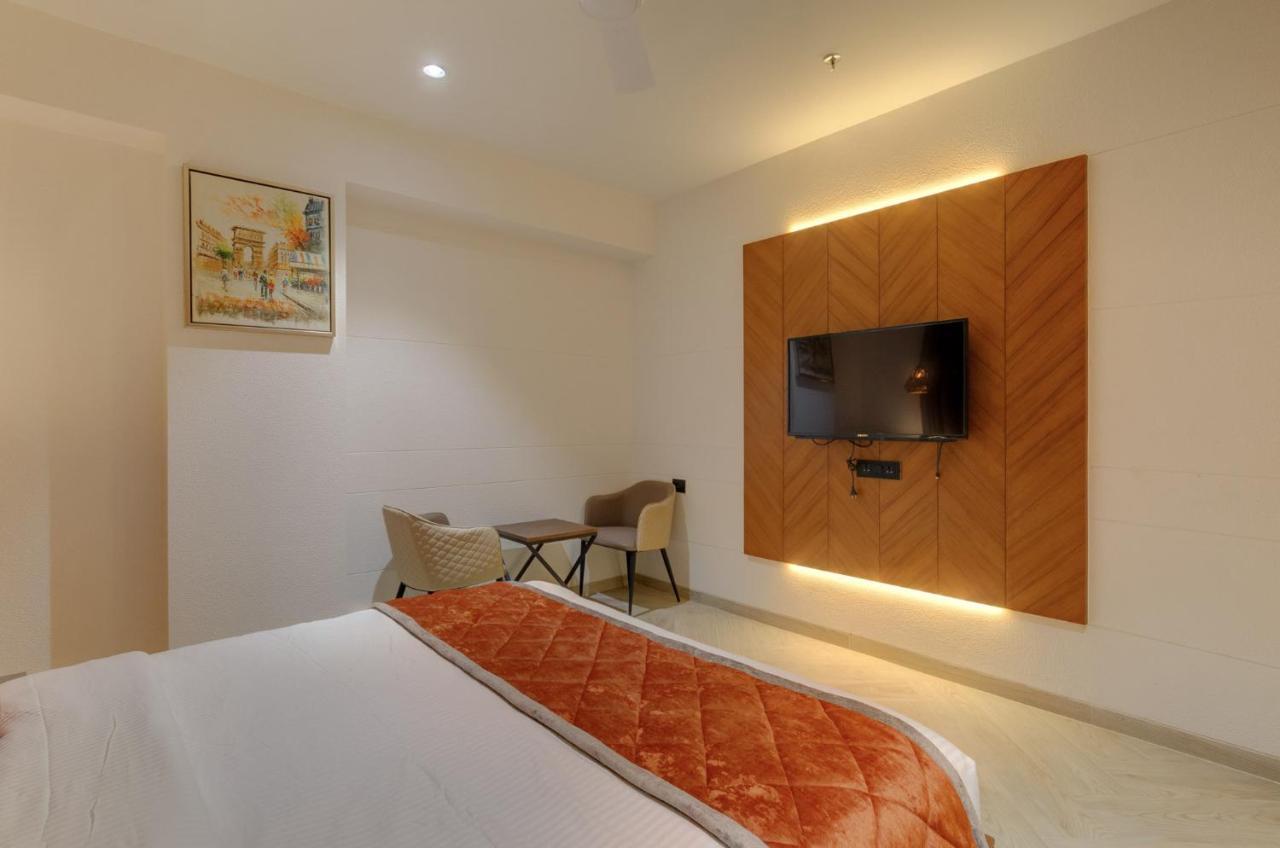 Hotel Diamond 26 Surat Dış mekan fotoğraf